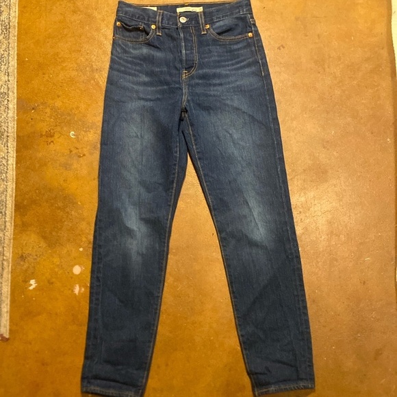 Levi’s Wedgie Fit Dark Wash High Rise Jeans Size 25 C1 - Picture 1 of 3